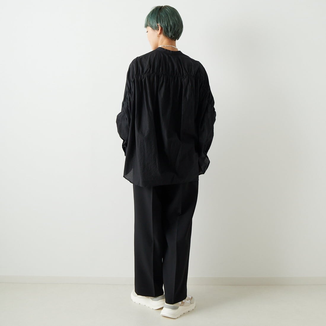 mizuiro ind [ミズイロインド] バックギャザーワイドシャツ [1-238975] 99 BLACK &&モデル身長：160cm 着用サイズ：F&&