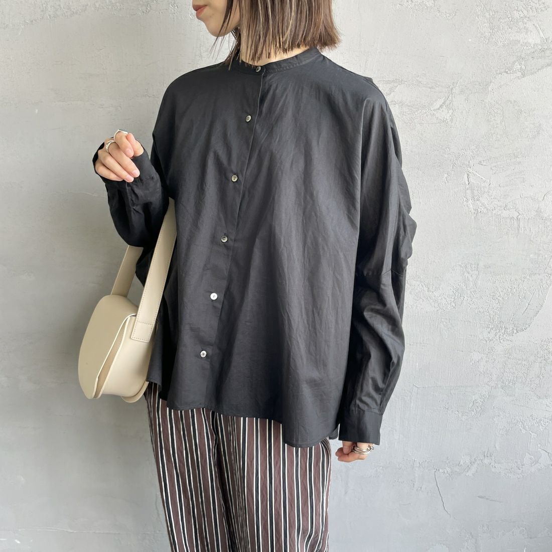 mizuiro ind [ミズイロインド] バックギャザーワイドシャツ [1-238975] 99 BLACK&&モデル身長：158cm 着用サイズ：F&&