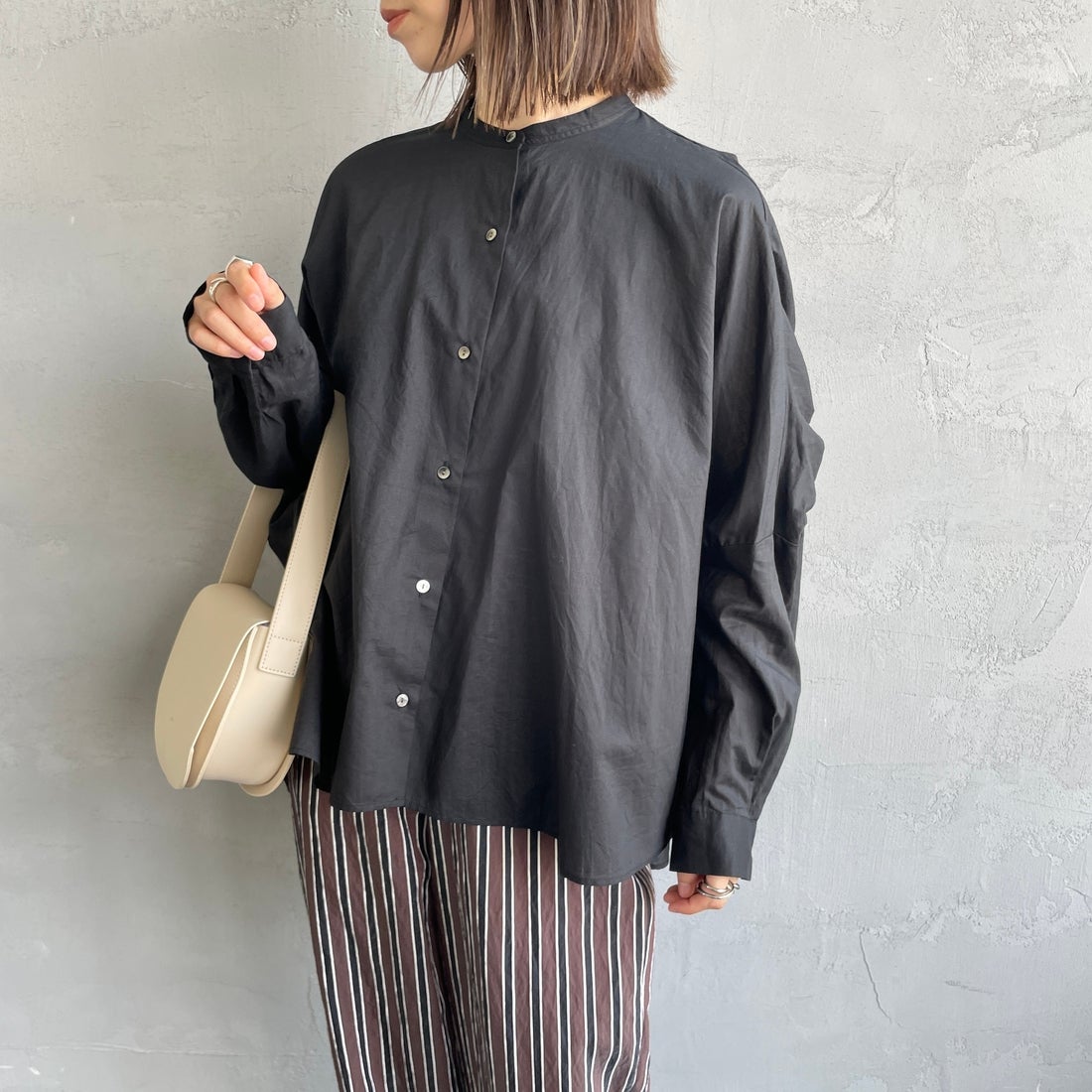 mizuiro ind [ミズイロインド] バックギャザーワイドシャツ [1-238975] 99 BLACK&&モデル身長：158cm 着用サイズ：F&&