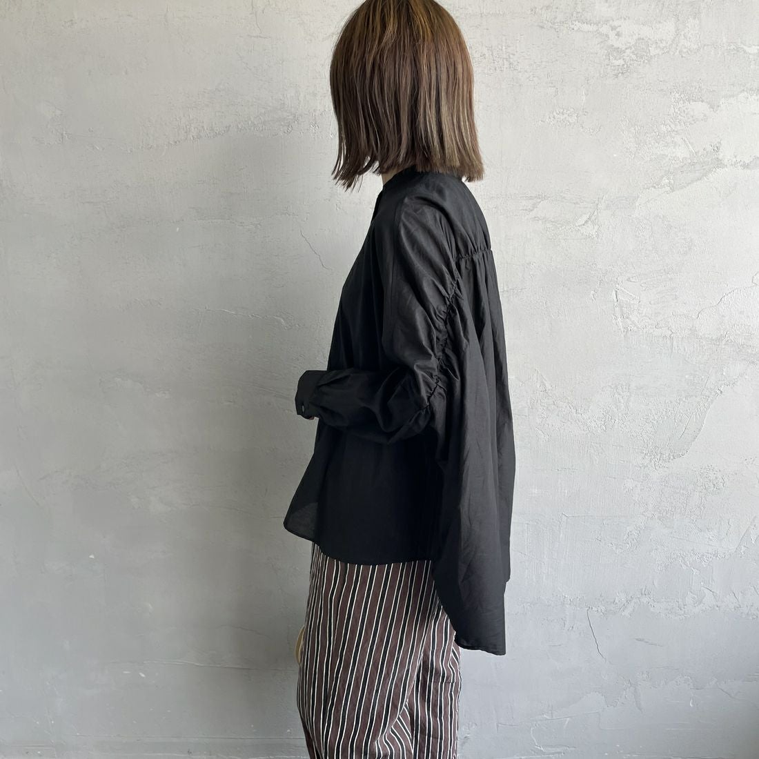 mizuiro ind [ミズイロインド] バックギャザーワイドシャツ [1-238975] 99 BLACK&&モデル身長：158cm 着用サイズ：F&&