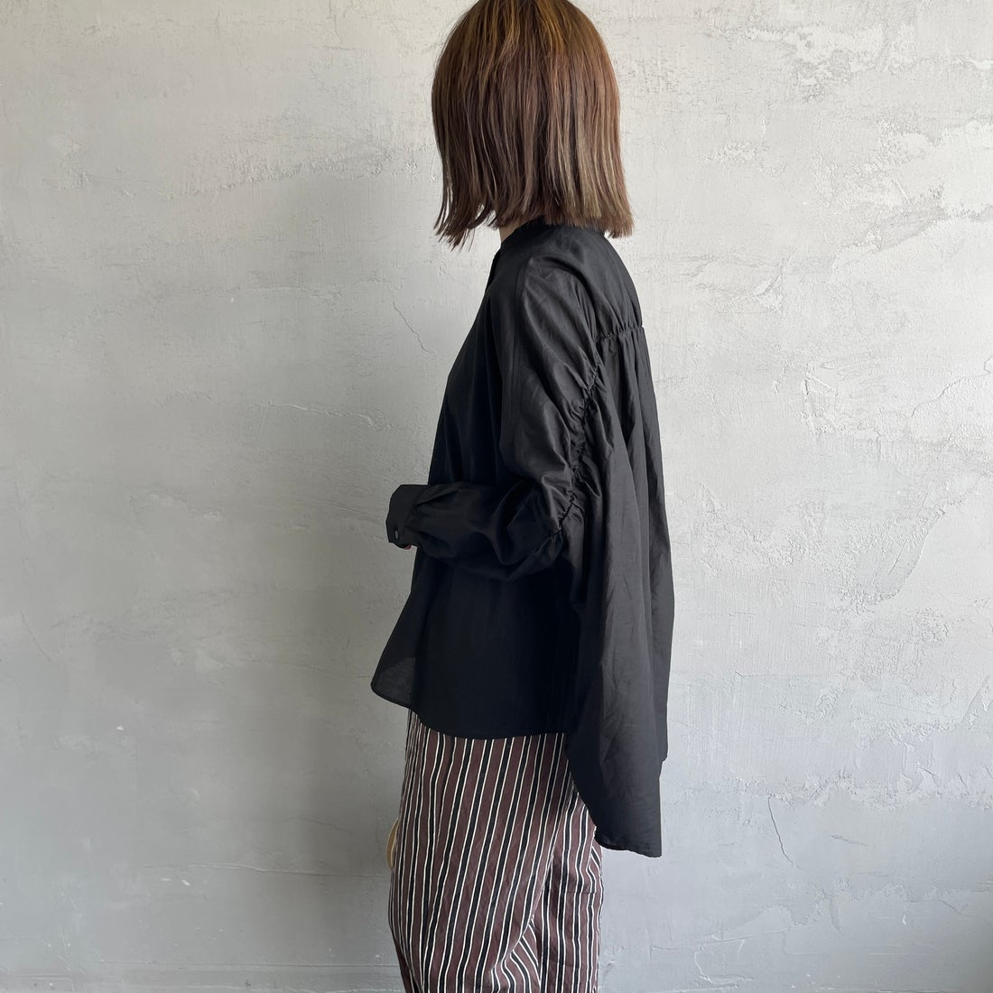 mizuiro ind [ミズイロインド] バックギャザーワイドシャツ [1-238975] 99 BLACK&&モデル身長：158cm 着用サイズ：F&&