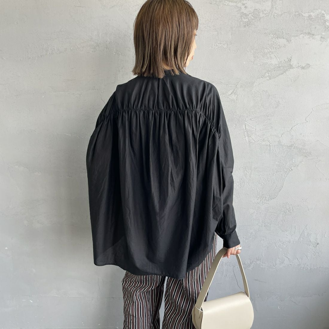 mizuiro ind [ミズイロインド] バックギャザーワイドシャツ [1-238975] 99 BLACK&&モデル身長：158cm 着用サイズ：F&&