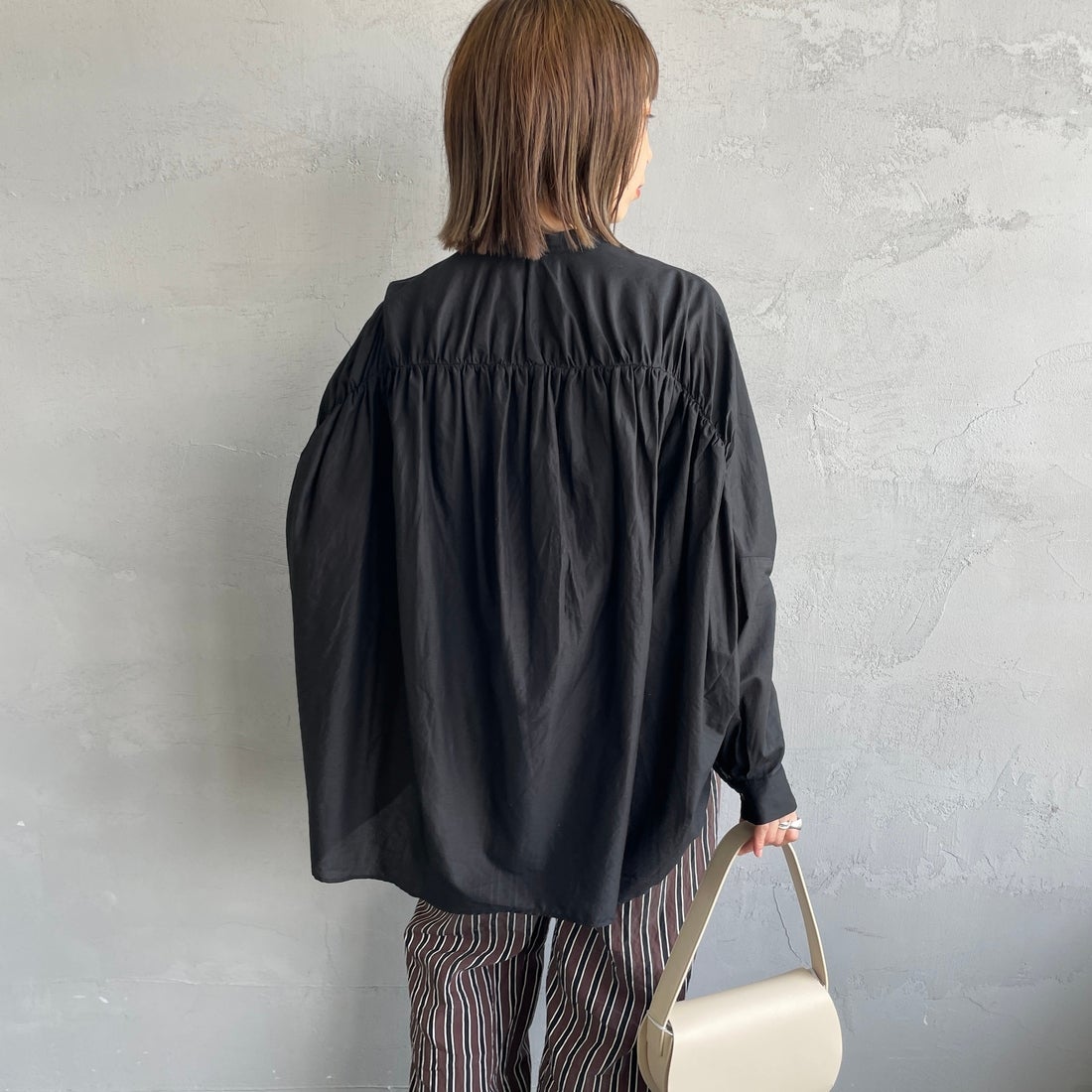 mizuiro ind [ミズイロインド] バックギャザーワイドシャツ [1-238975] 99 BLACK&&モデル身長：158cm 着用サイズ：F&&