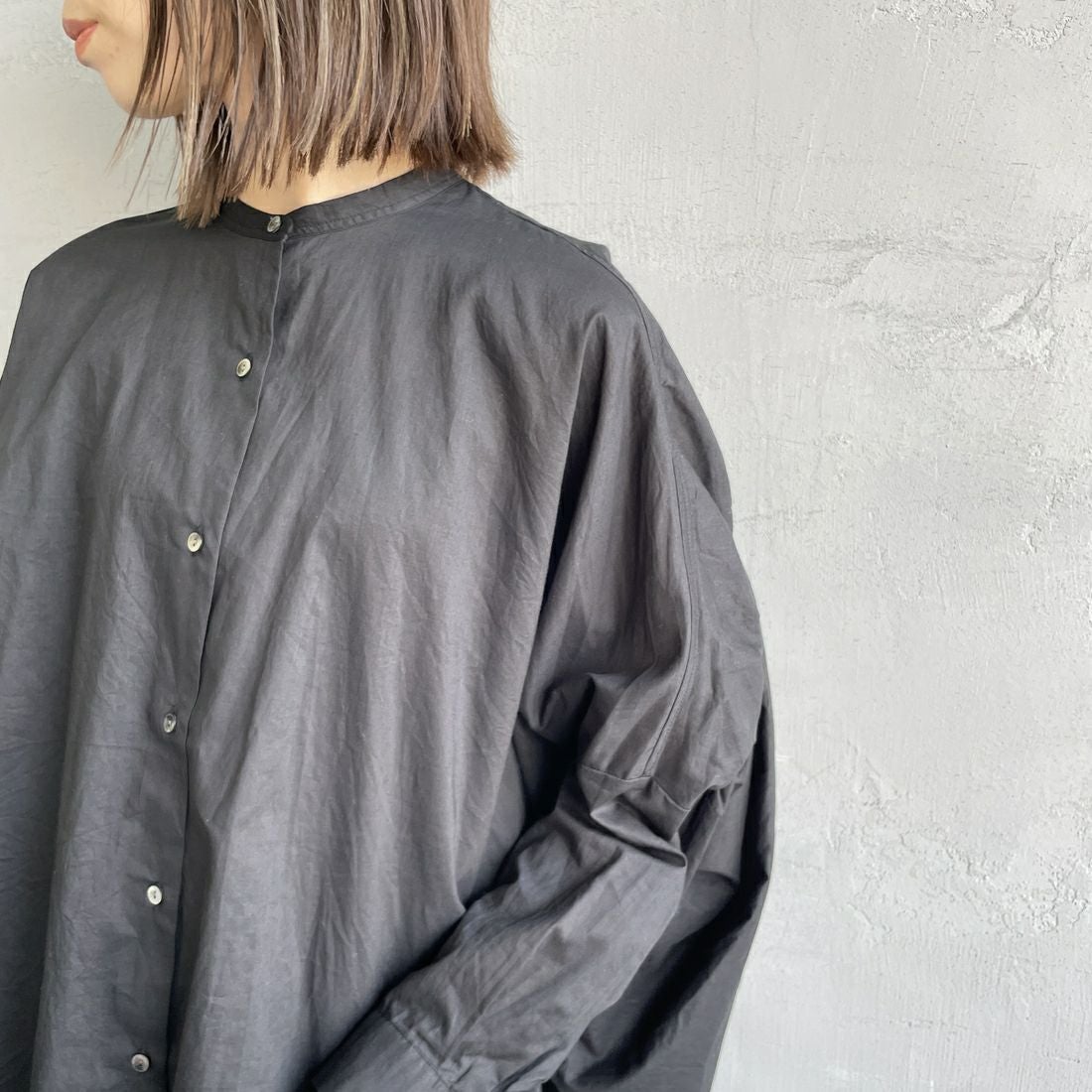 mizuiro ind [ミズイロインド] バックギャザーワイドシャツ [1-238975] 99 BLACK&&モデル身長：158cm 着用サイズ：F&&