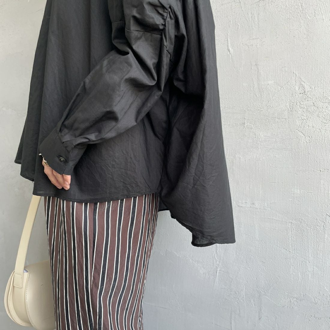 mizuiro ind [ミズイロインド] バックギャザーワイドシャツ [1-238975] 99 BLACK&&モデル身長：158cm 着用サイズ：F&&