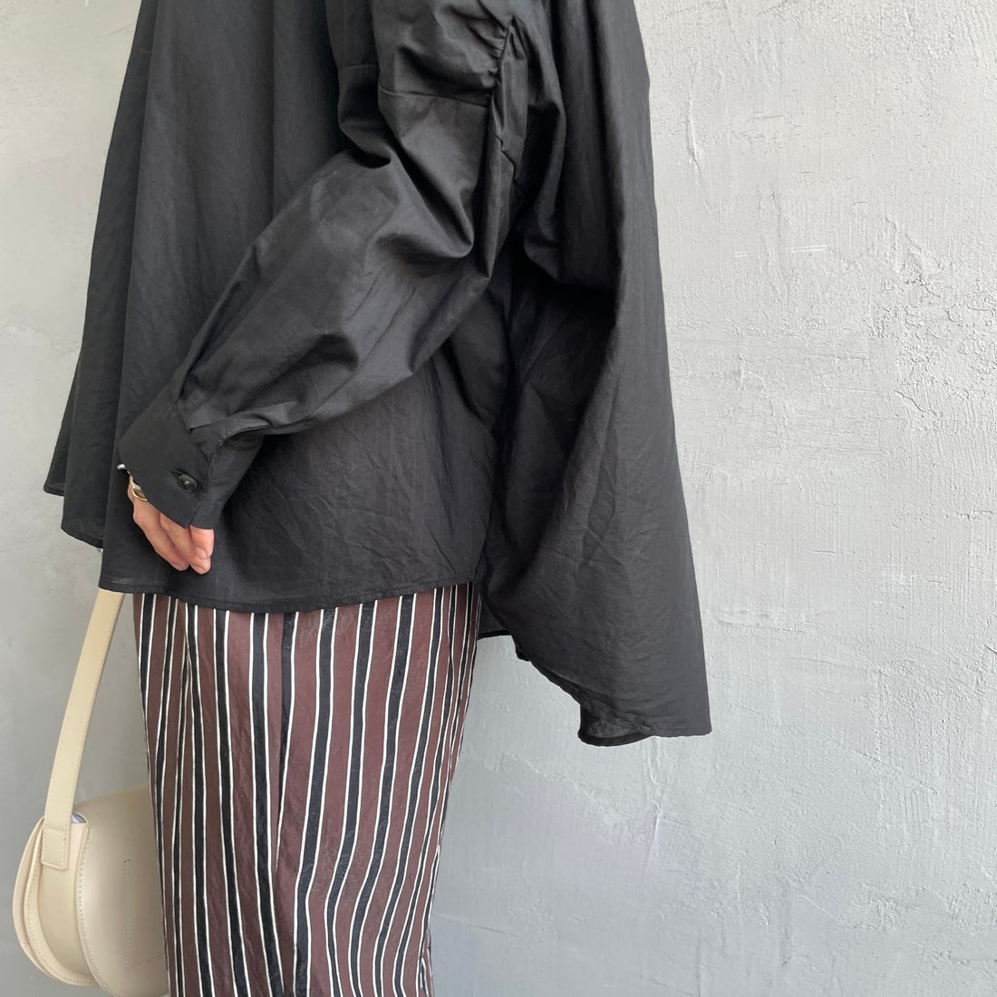 mizuiro ind [ミズイロインド] バックギャザーワイドシャツ [1-238975] 99 BLACK&&モデル身長：158cm 着用サイズ：F&&