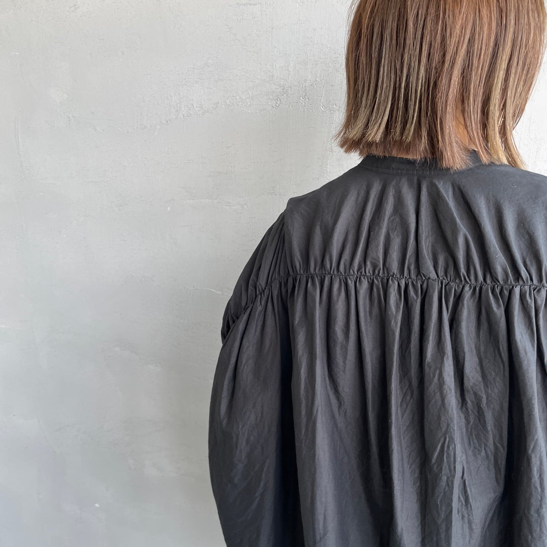 mizuiro ind [ミズイロインド] バックギャザーワイドシャツ [1-238975] 99 BLACK&&モデル身長：158cm 着用サイズ：F&&