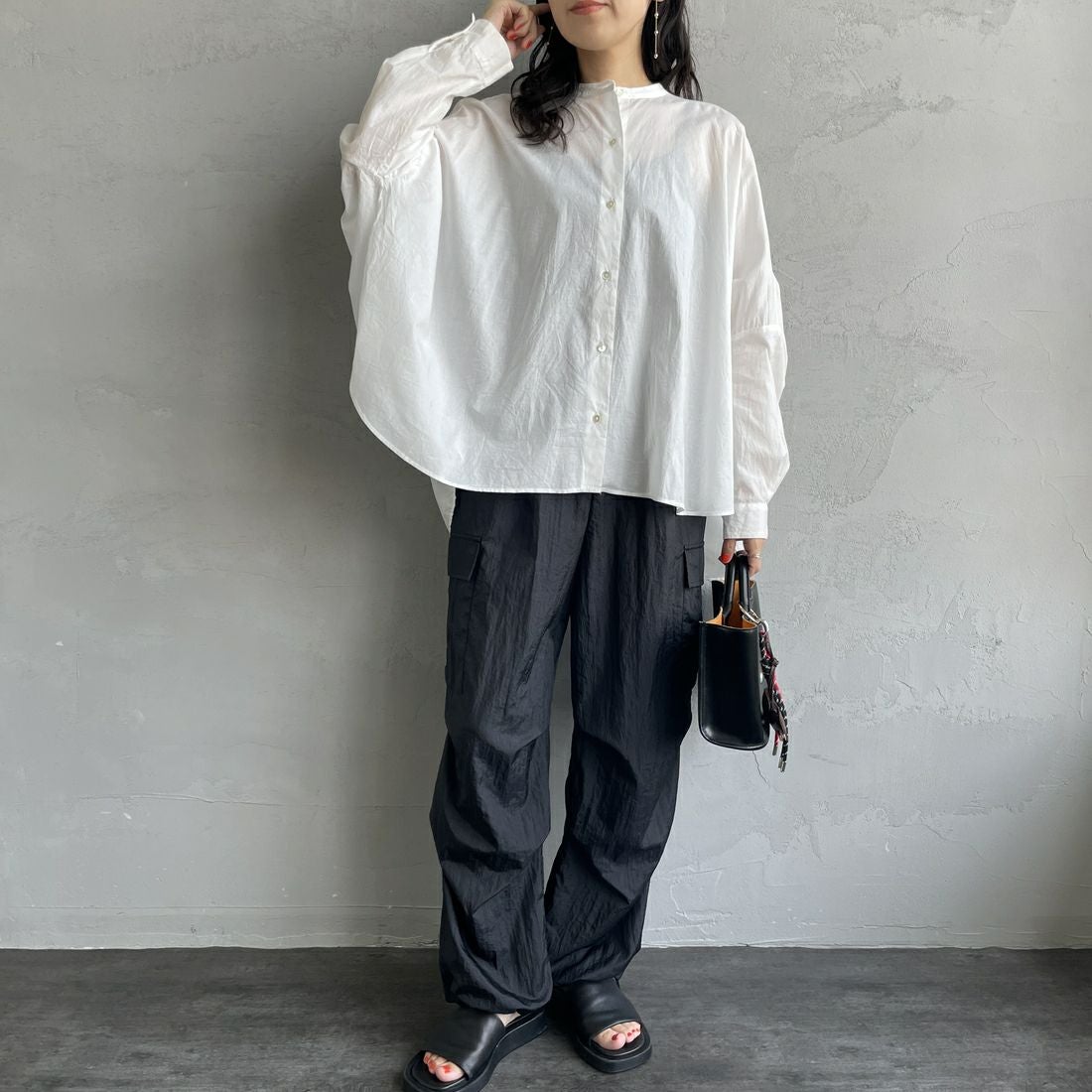 mizuiro ind [ミズイロインド] バックギャザーワイドシャツ [1-238975] 11 OFF WHI &&モデル身長：160cm 着用サイズ：F&&