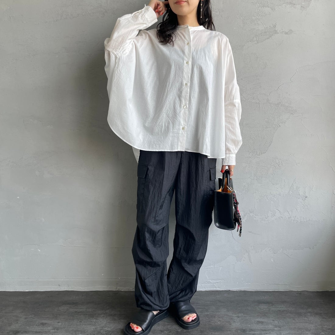 mizuiro ind [ミズイロインド] バックギャザーワイドシャツ [1-238975] 11 OFF WHI &&モデル身長：160cm 着用サイズ：F&&