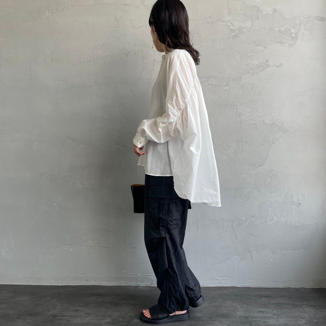 mizuiro ind [ミズイロインド] バックギャザーワイドシャツ [1-238975] 11 OFF WHI &&モデル身長：160cm 着用サイズ：F&&