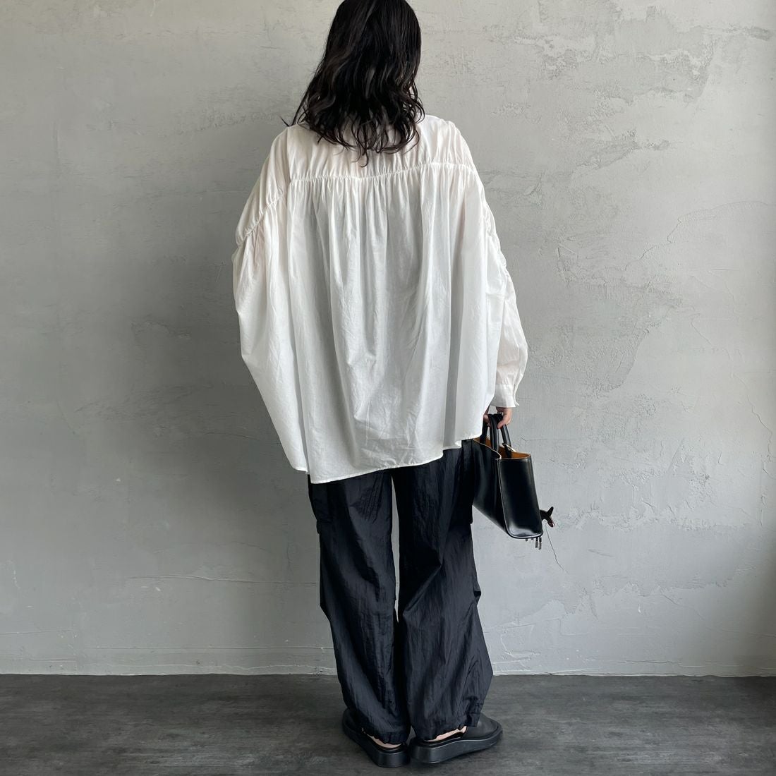 mizuiro ind [ミズイロインド] バックギャザーワイドシャツ [1-238975] 11 OFF WHI &&モデル身長：160cm 着用サイズ：F&&