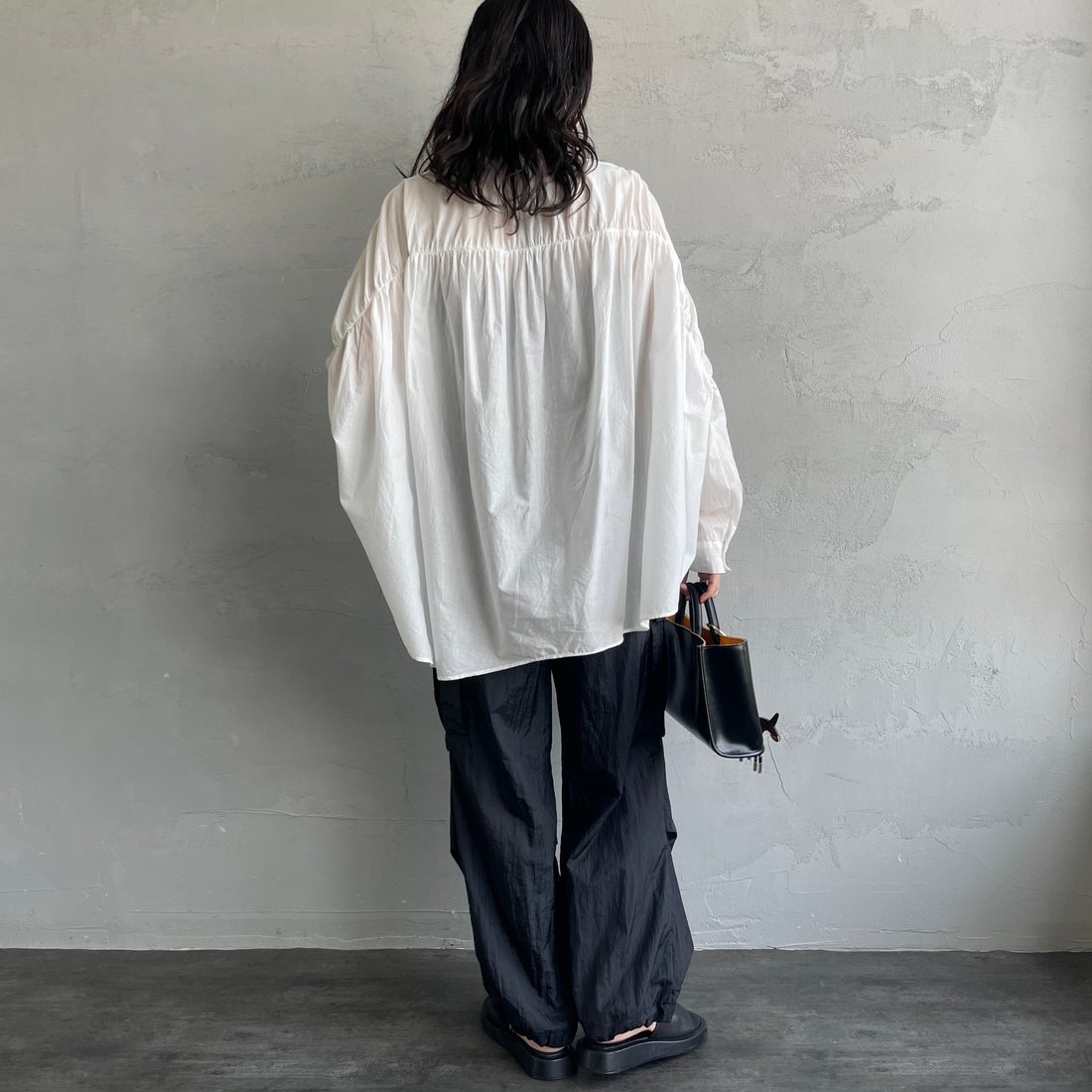 mizuiro ind [ミズイロインド] バックギャザーワイドシャツ [1-238975] 11 OFF WHI &&モデル身長：160cm 着用サイズ：F&&