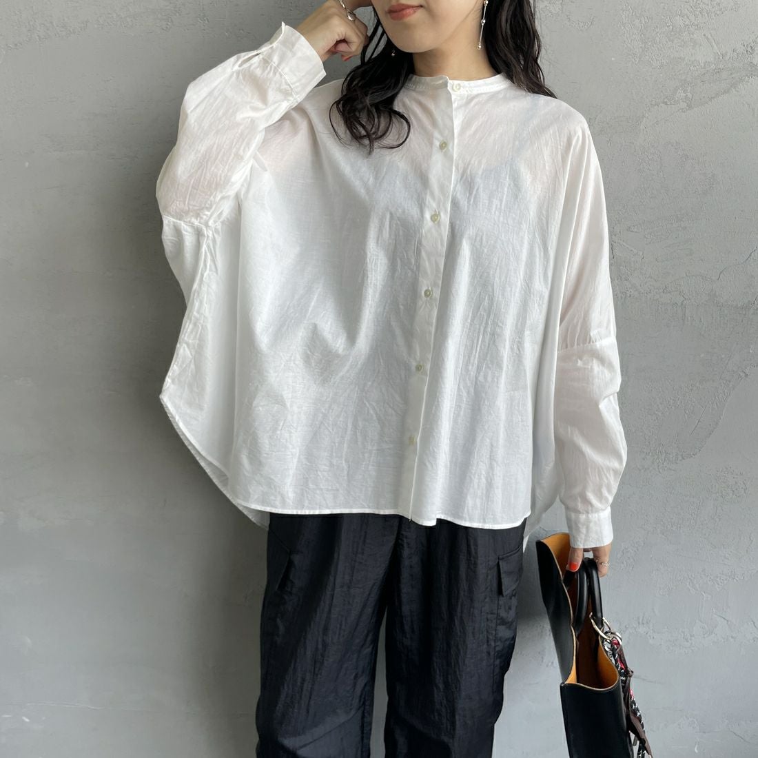 mizuiro ind [ミズイロインド] バックギャザーワイドシャツ [1-238975] 11 OFF WHI &&モデル身長：160cm 着用サイズ：F&&