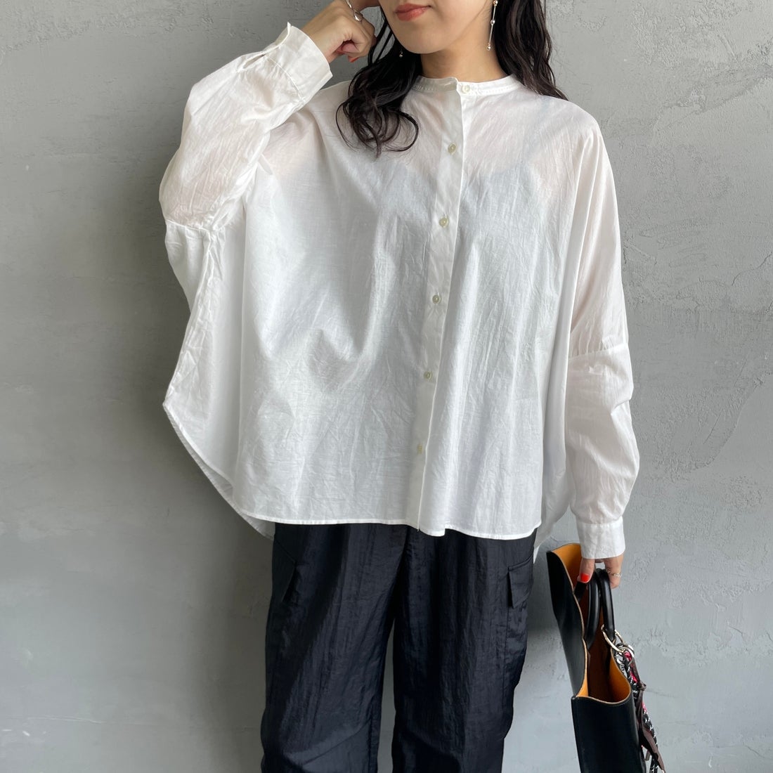 mizuiro ind [ミズイロインド] バックギャザーワイドシャツ [1-238975] 11 OFF WHI &&モデル身長：160cm 着用サイズ：F&&