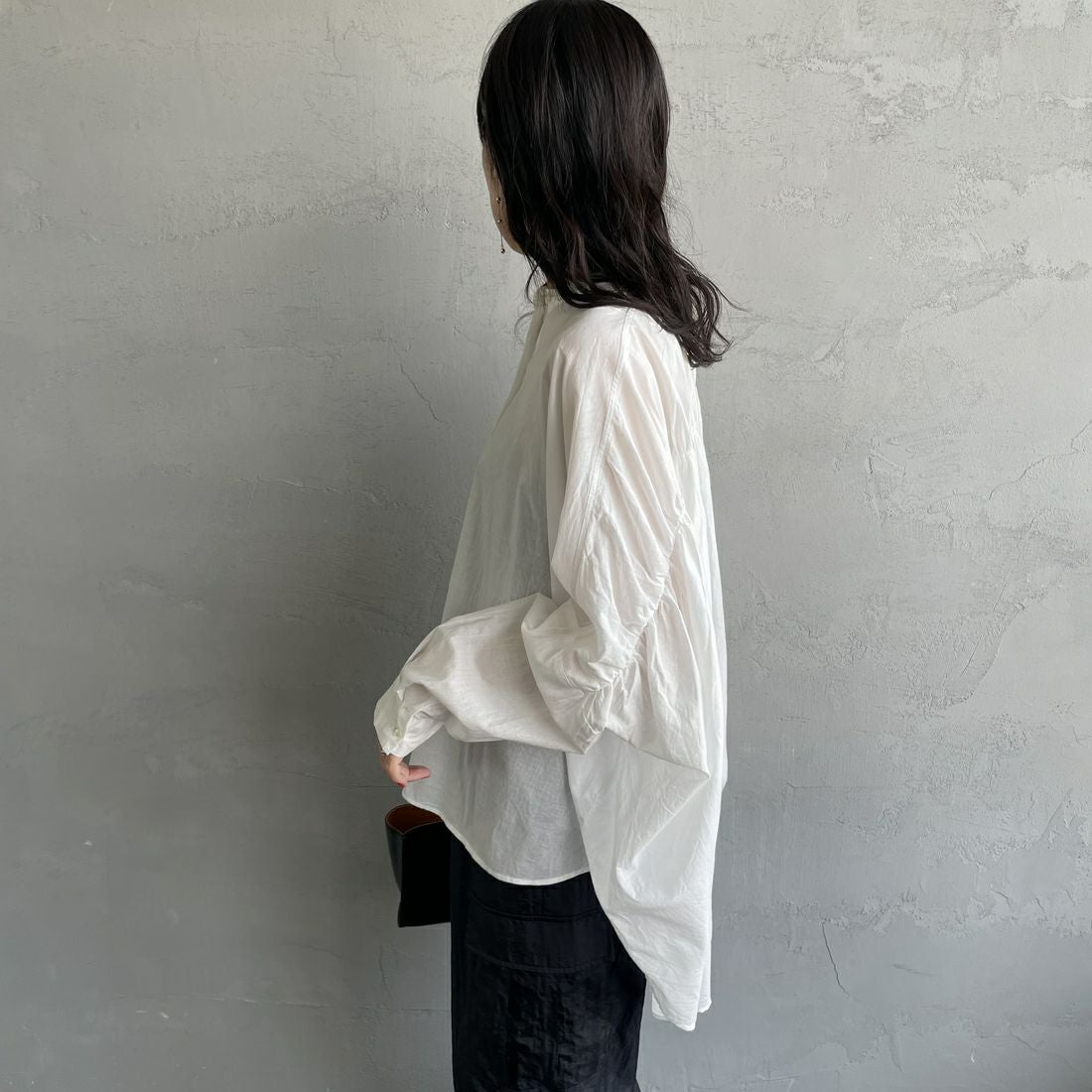 mizuiro ind [ミズイロインド] バックギャザーワイドシャツ [1-238975] 11 OFF WHI &&モデル身長：160cm 着用サイズ：F&&