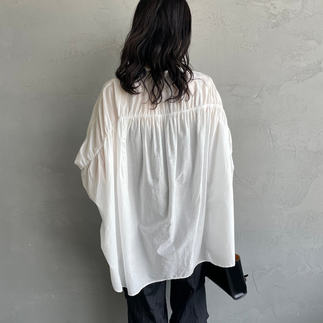 mizuiro ind [ミズイロインド] バックギャザーワイドシャツ [1-238975] 11 OFF WHI &&モデル身長：160cm 着用サイズ：F&&