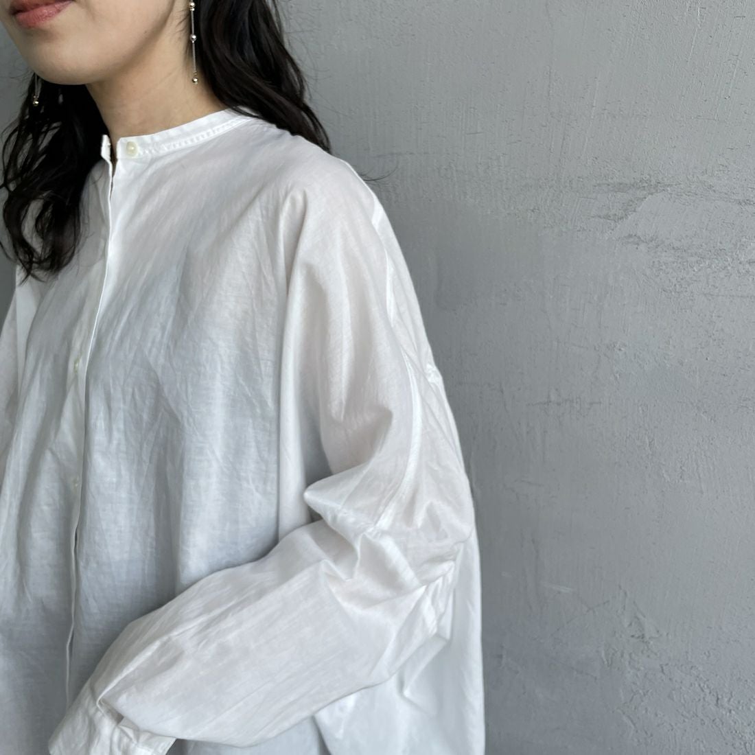 mizuiro ind [ミズイロインド] バックギャザーワイドシャツ [1-238975] 11 OFF WHI &&モデル身長：160cm 着用サイズ：F&&