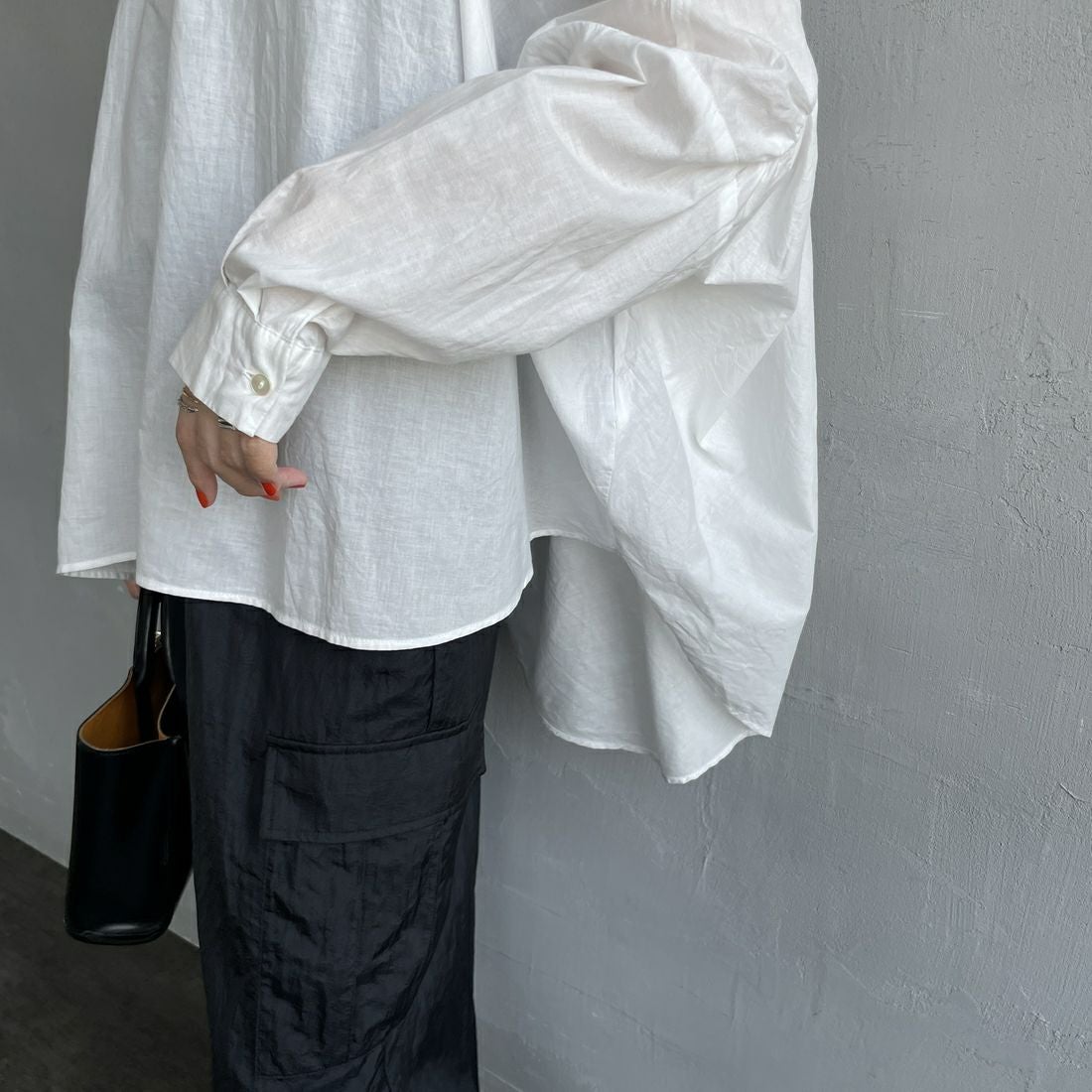 mizuiro ind [ミズイロインド] バックギャザーワイドシャツ [1-238975] 11 OFF WHI &&モデル身長：160cm 着用サイズ：F&&