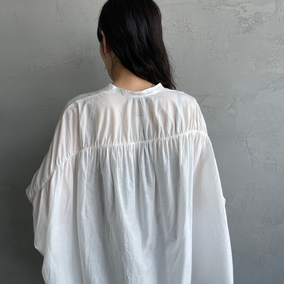 mizuiro ind [ミズイロインド] バックギャザーワイドシャツ [1-238975] 11 OFF WHI &&モデル身長：160cm 着用サイズ：F&&