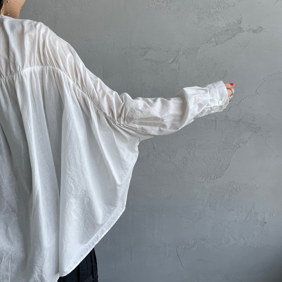 mizuiro ind [ミズイロインド] バックギャザーワイドシャツ [1-238975] 11 OFF WHI &&モデル身長：160cm 着用サイズ：F&&