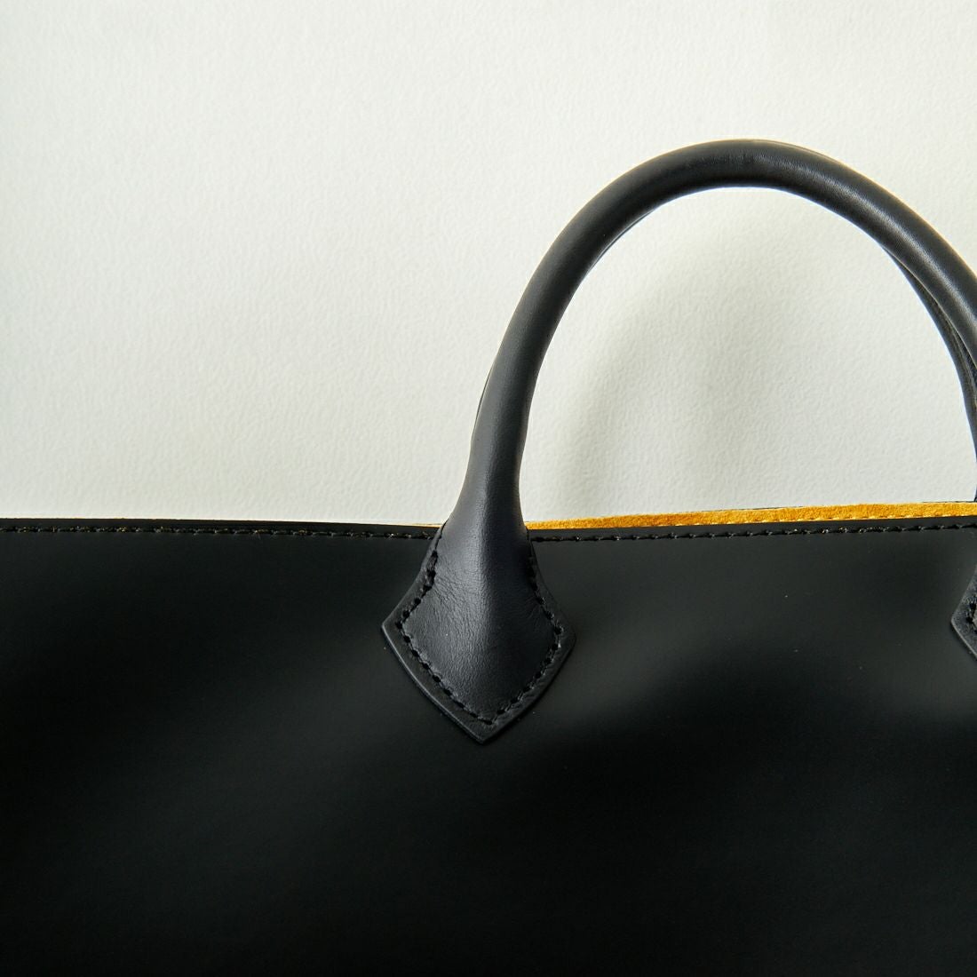 PIENI [ピエニ] レザーハンドバッグ [KOKO-M] MUSTA BK/N