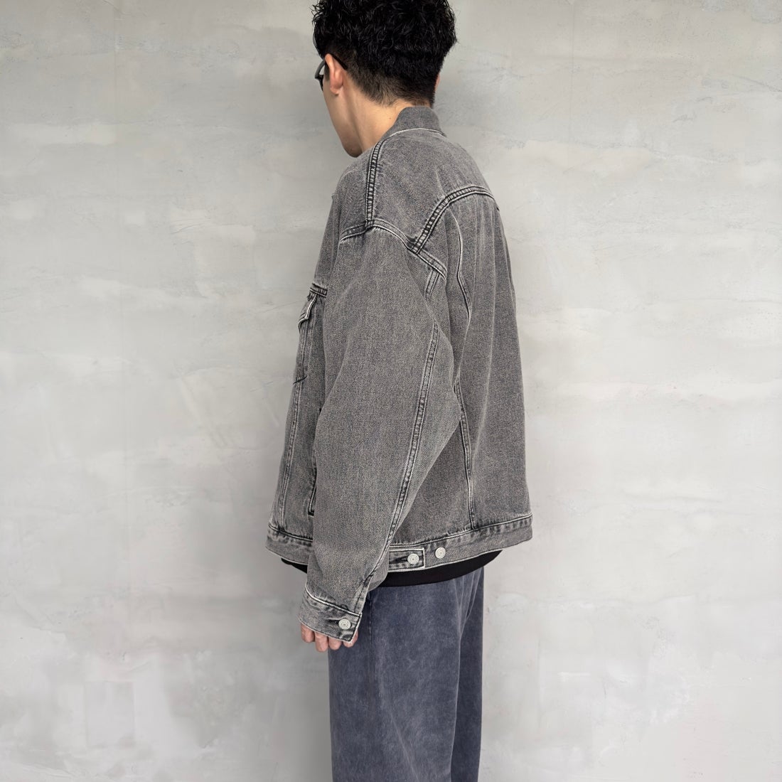 Noir Fabrik [ヌワールファブリック] デニムトラッカージャケット [NF-243-064] ACID BLK&&モデル身長：168cm 着用サイズ：L&&