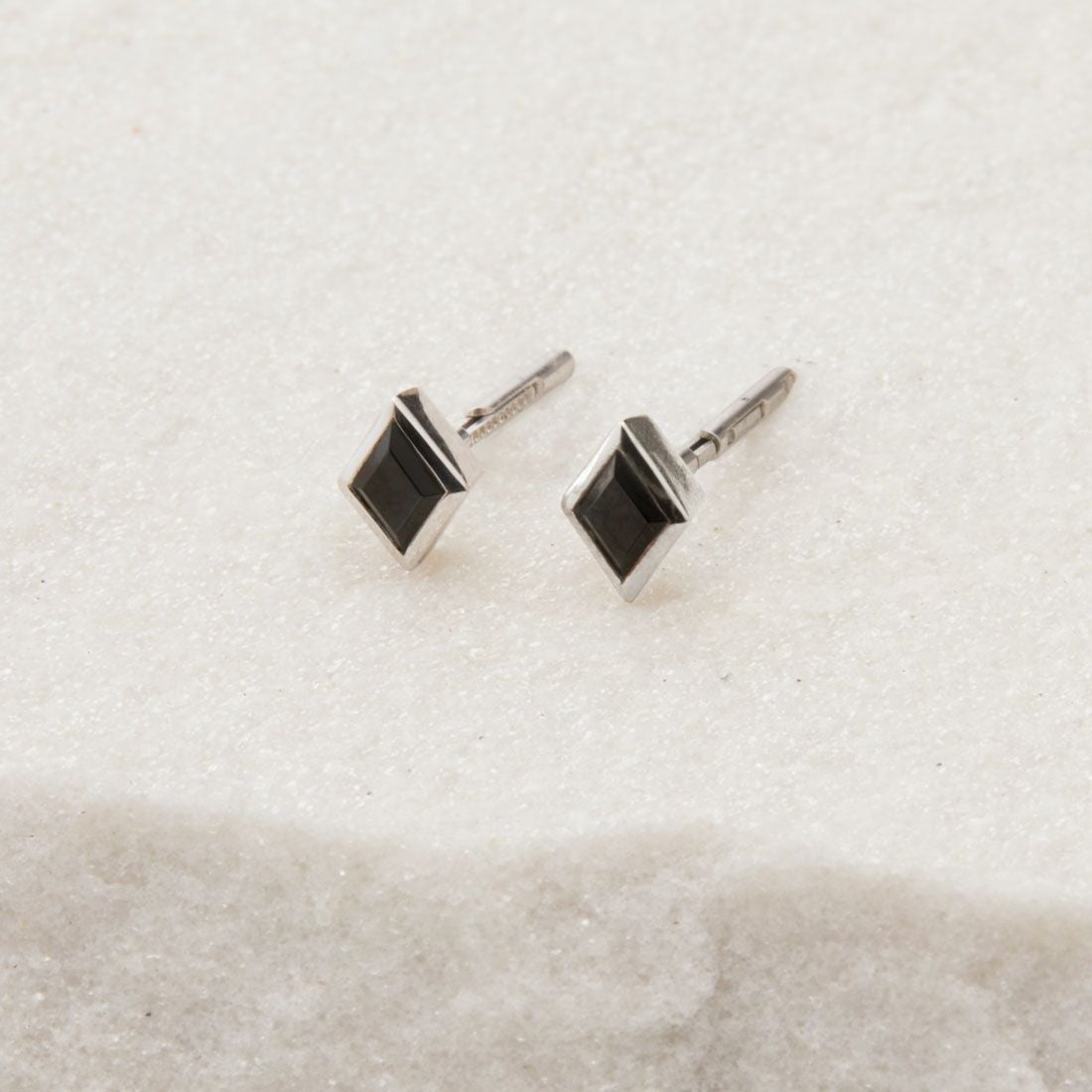 Baqless [バックレス] アミティー オニキスシルバーピアス [AM-ON-SV] SILVER