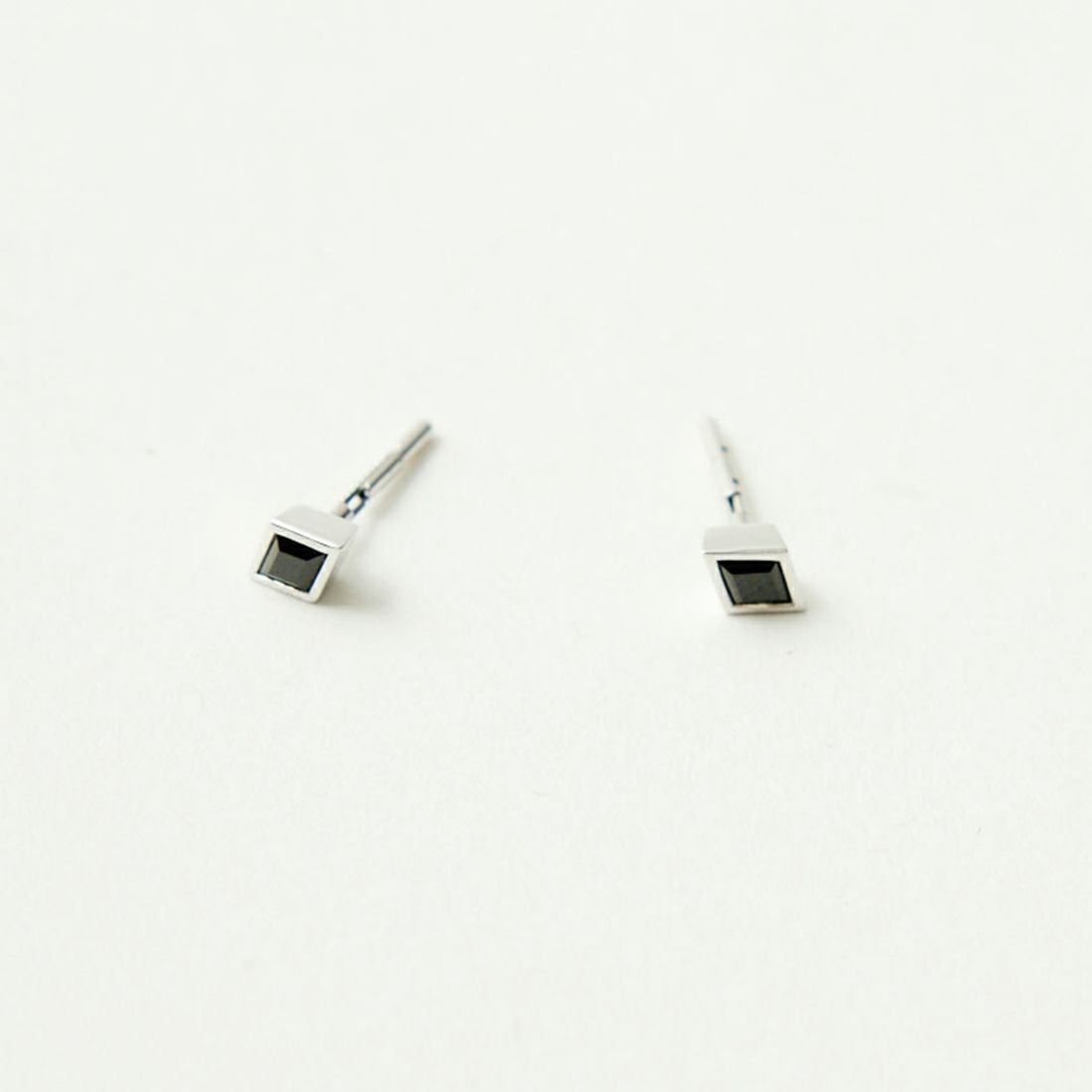 Baqless [バックレス] アミティー オニキスシルバーピアス [AM-ON-SV] SILVER