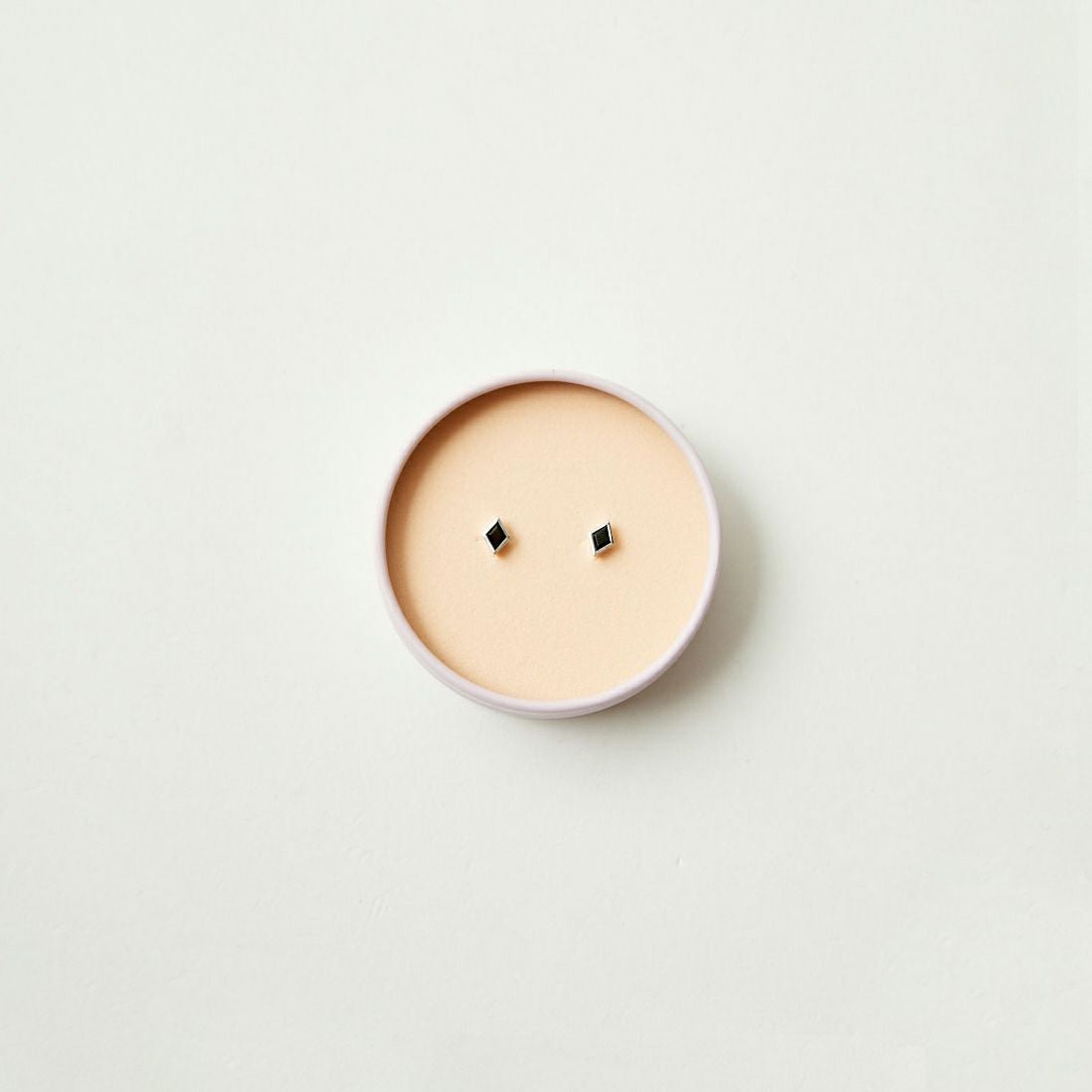 Baqless [バックレス] アミティー オニキスシルバーピアス [AM-ON-SV] SILVER