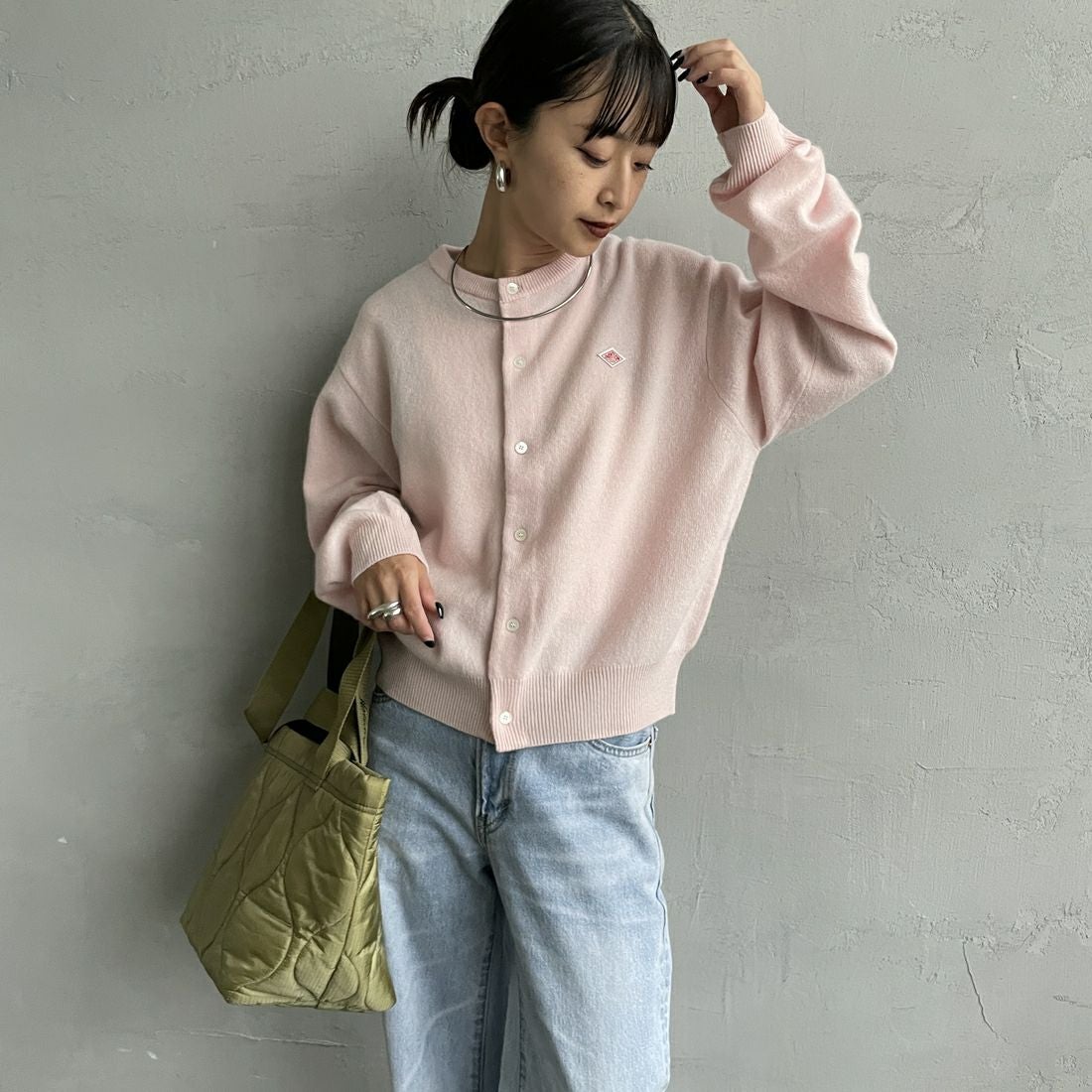 DANTON [ダントン] ラムウール クルーネックカーディガン [DT-D0031LMW] PALE PINK &&モデル身長：150cm 着用サイズ：34&&