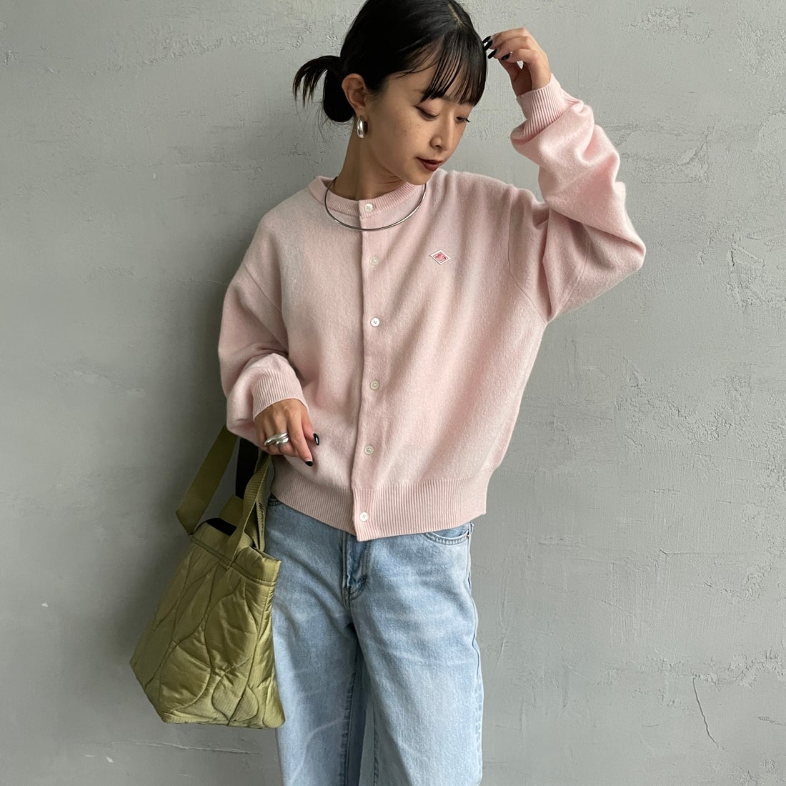 DANTON [ダントン] ラムウール クルーネックカーディガン [DT-D0031LMW] PALE PINK &&モデル身長：150cm 着用サイズ：34&&