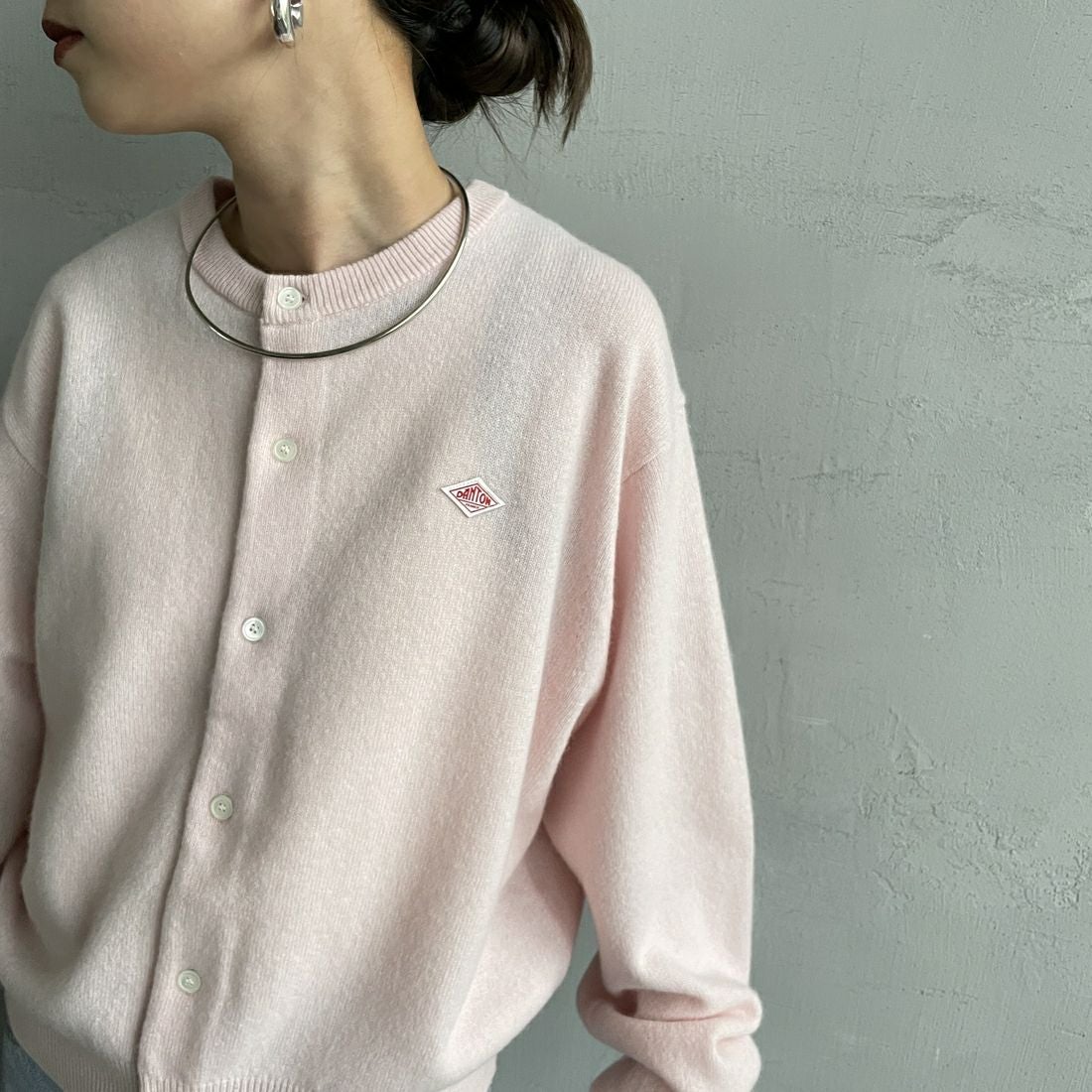 DANTON [ダントン] ラムウール クルーネックカーディガン [DT-D0031LMW] PALE PINK &&モデル身長：150cm 着用サイズ：34&&