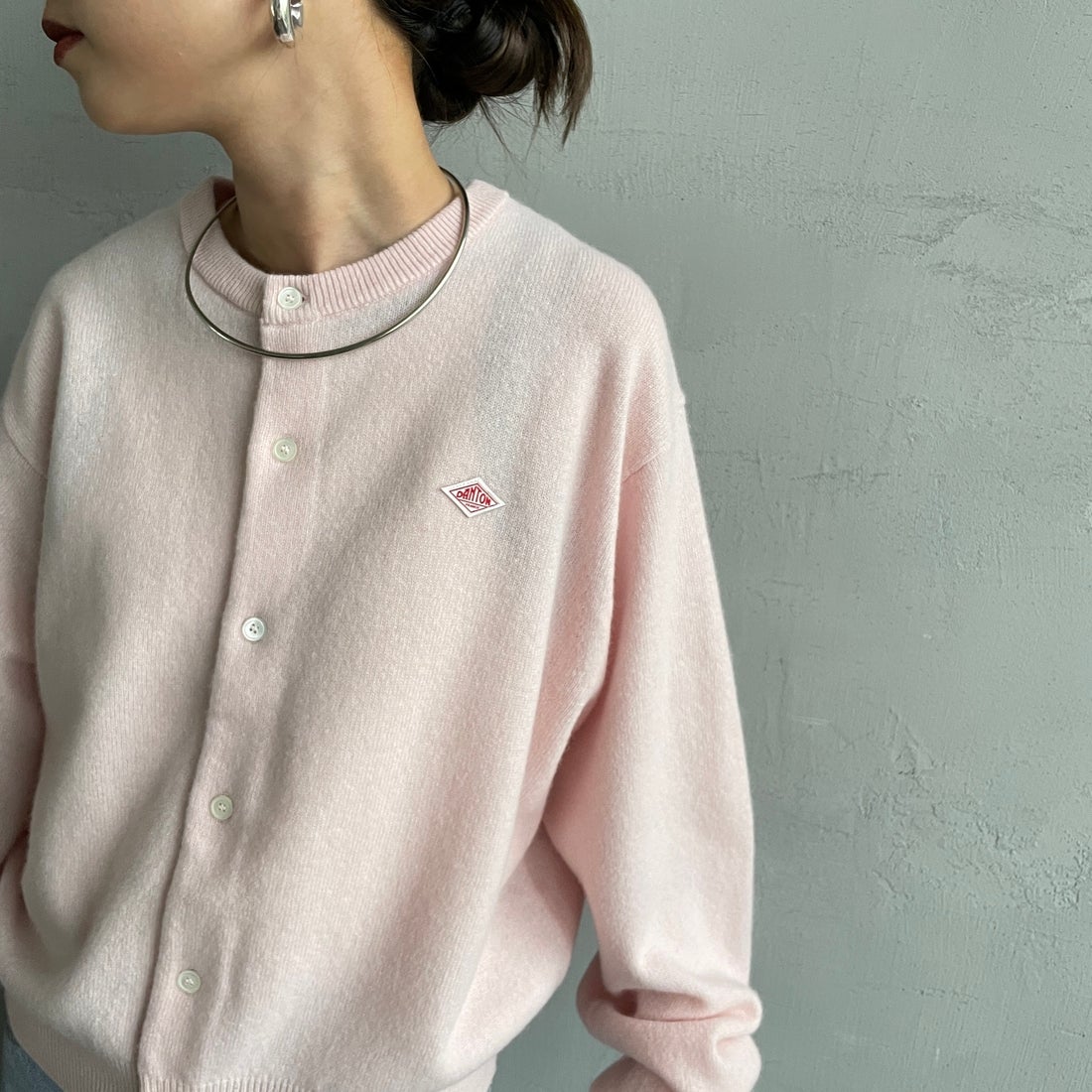 DANTON [ダントン] ラムウール クルーネックカーディガン [DT-D0031LMW] PALE PINK &&モデル身長：150cm 着用サイズ：34&&