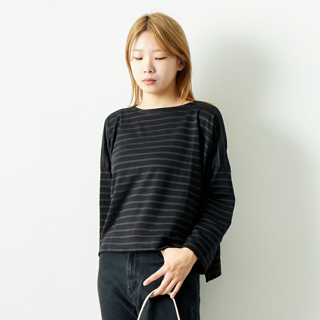 mizuiro ind [ミズイロインド] オパール加工プリントワイドプルオーバー [3-210034] 99 BLK BD &&モデル身長：167cm 着用サイズ：F&&