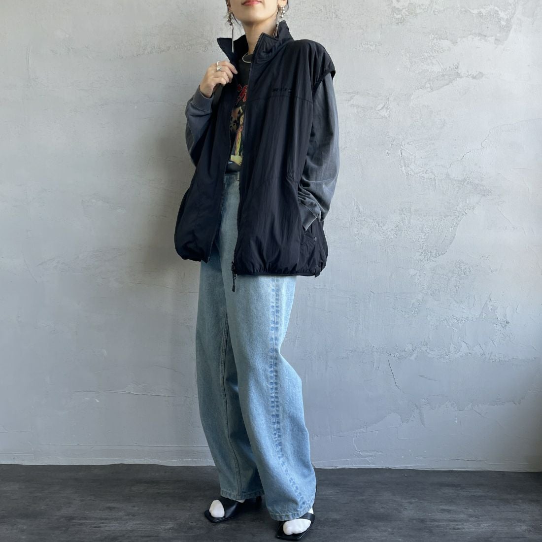 KELTY [ケルティ] 別注 中綿入り サイドスリットナイロンベスト [KE243W10IN02-JF] BLACK &&モデル身長：160cm 着用サイズ：M&&