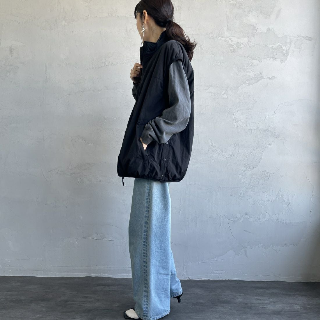 KELTY [ケルティ] 別注 中綿入り サイドスリットナイロンベスト [KE243W10IN02-JF] BLACK &&モデル身長：160cm 着用サイズ：M&&