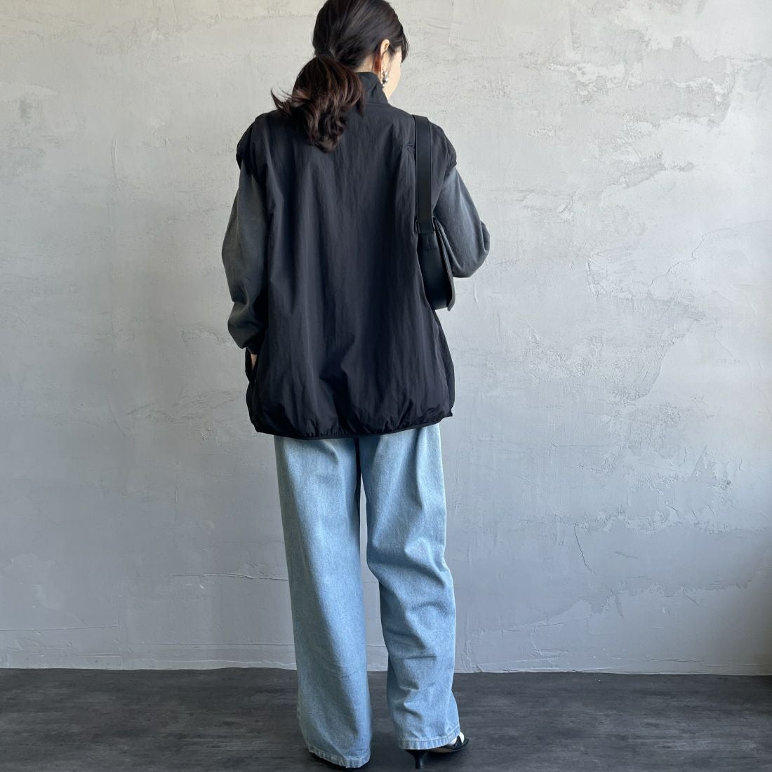 KELTY [ケルティ] 別注 中綿入り サイドスリットナイロンベスト [KE243W10IN02-JF] BLACK &&モデル身長：160cm 着用サイズ：M&&