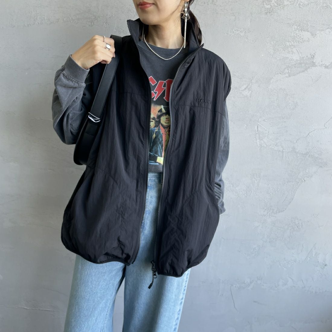 KELTY [ケルティ] 別注 中綿入り サイドスリットナイロンベスト [KE243W10IN02-JF] BLACK &&モデル身長：160cm 着用サイズ：M&&