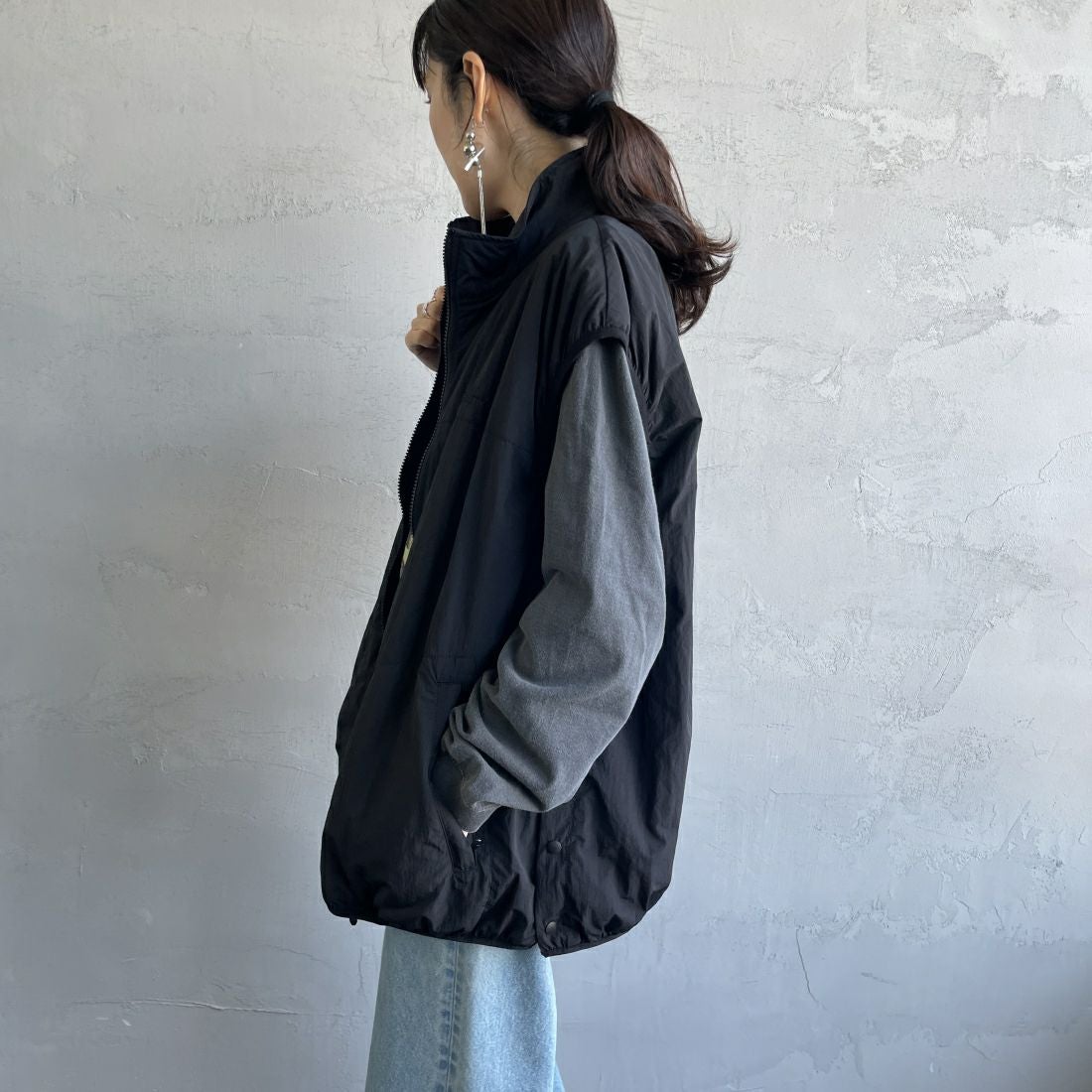 KELTY [ケルティ] 別注 中綿入り サイドスリットナイロンベスト [KE243W10IN02-JF] BLACK &&モデル身長：160cm 着用サイズ：M&&