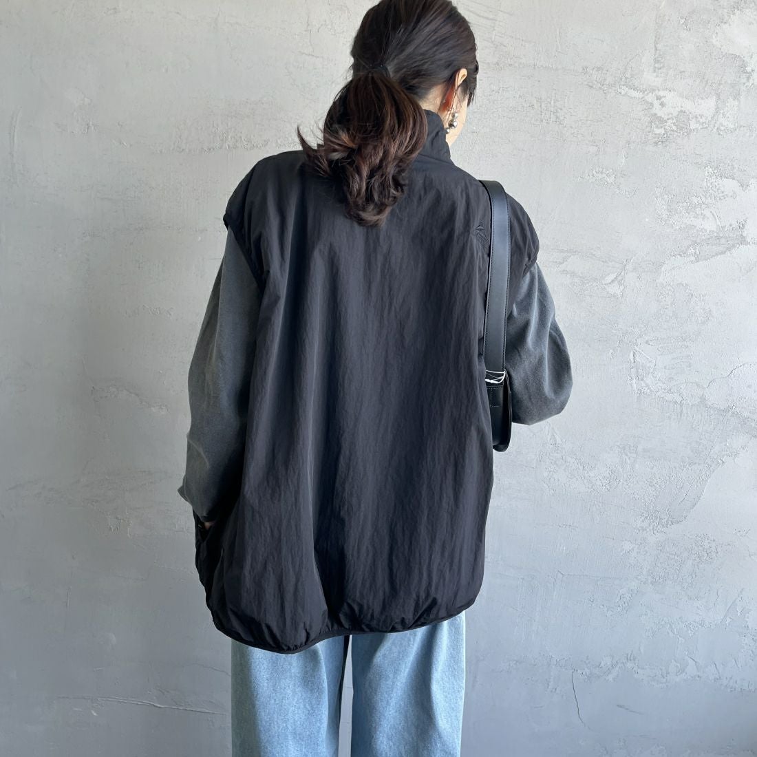 KELTY [ケルティ] 別注 中綿入り サイドスリットナイロンベスト [KE243W10IN02-JF] BLACK &&モデル身長：160cm 着用サイズ：M&&