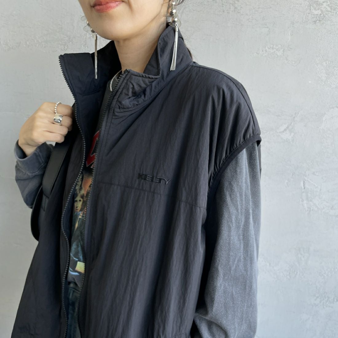 KELTY [ケルティ] 別注 中綿入り サイドスリットナイロンベスト [KE243W10IN02-JF] BLACK &&モデル身長：160cm 着用サイズ：M&&