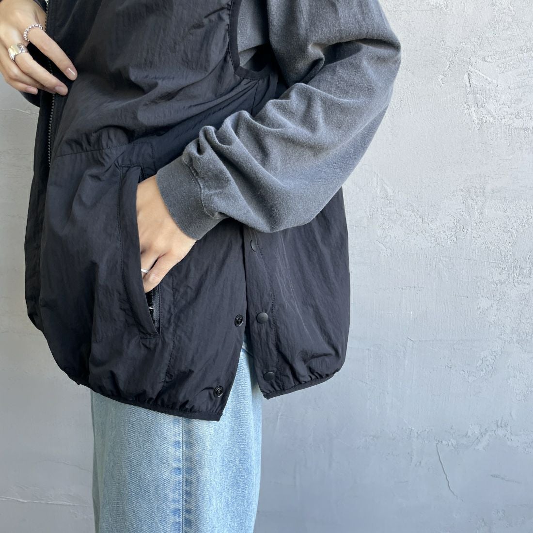 KELTY [ケルティ] 別注 中綿入り サイドスリットナイロンベスト [KE243W10IN02-JF] BLACK &&モデル身長：160cm 着用サイズ：M&&