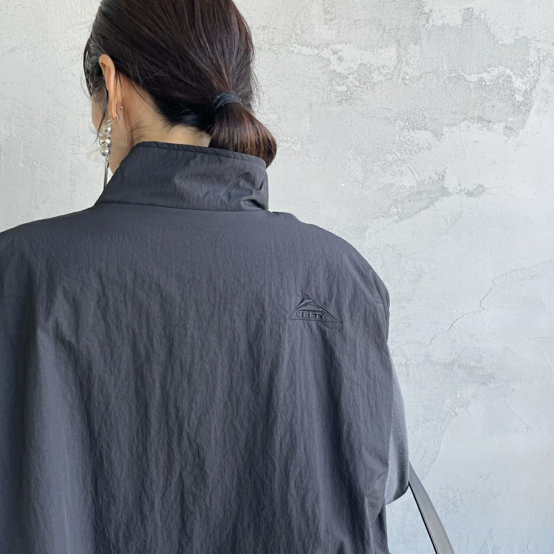 KELTY [ケルティ] 別注 中綿入り サイドスリットナイロンベスト [KE243W10IN02-JF] BLACK &&モデル身長：160cm 着用サイズ：M&&