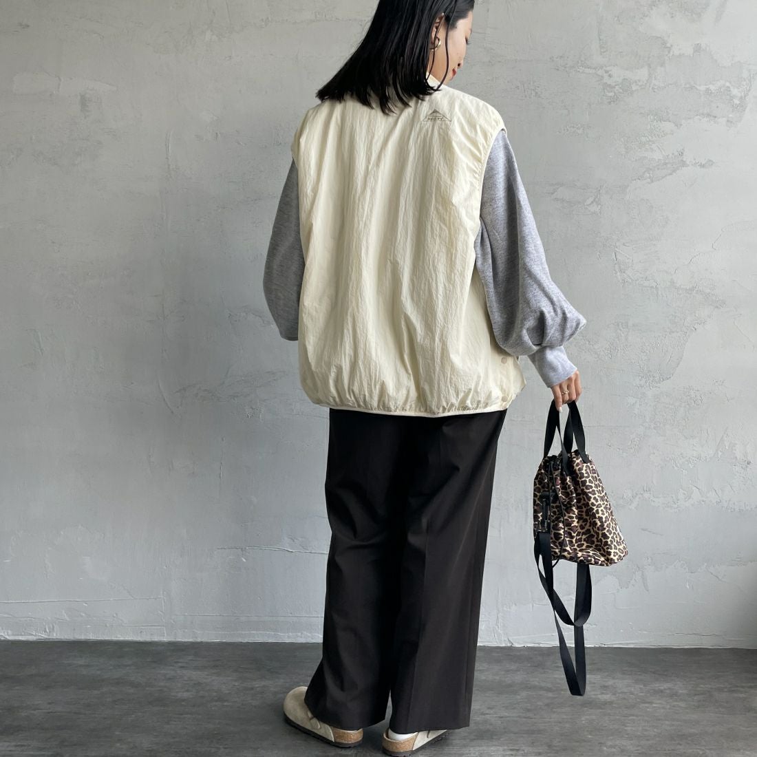 KELTY [ケルティ] 別注 中綿入り サイドスリットナイロンベスト [KE243W10IN02-JF] IVORY &&モデル身長：163cm 着用サイズ：M&&
