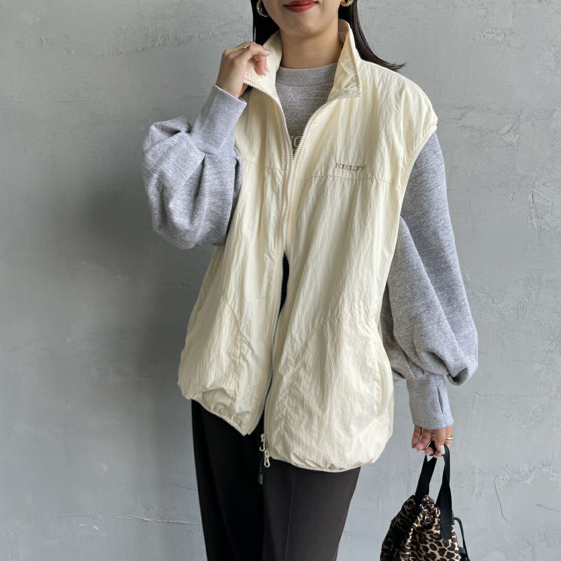 KELTY [ケルティ] 別注 中綿入り サイドスリットナイロンベスト [KE243W10IN02-JF] IVORY &&モデル身長：163cm 着用サイズ：M&&