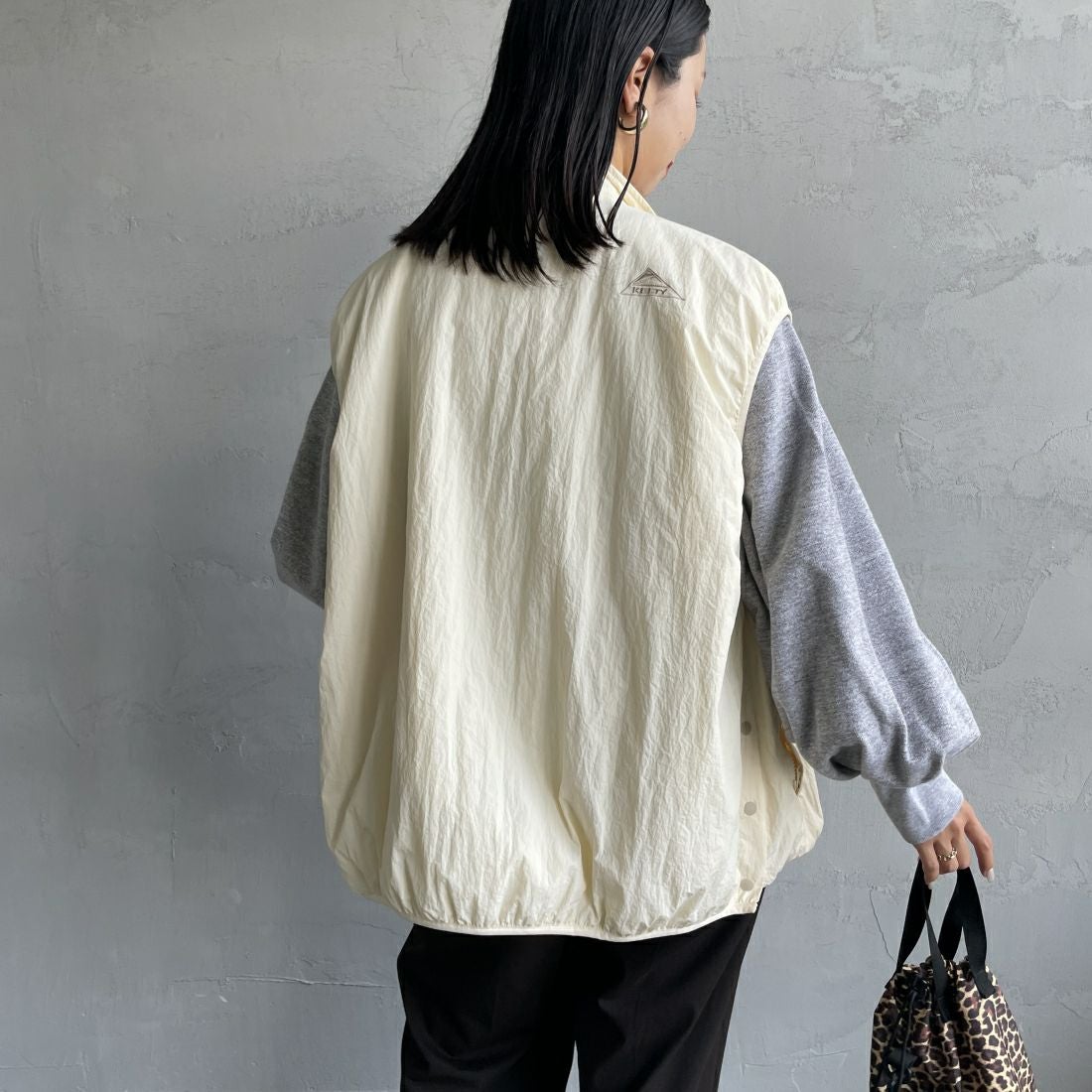 KELTY [ケルティ] 別注 中綿入り サイドスリットナイロンベスト [KE243W10IN02-JF] IVORY &&モデル身長：163cm 着用サイズ：M&&
