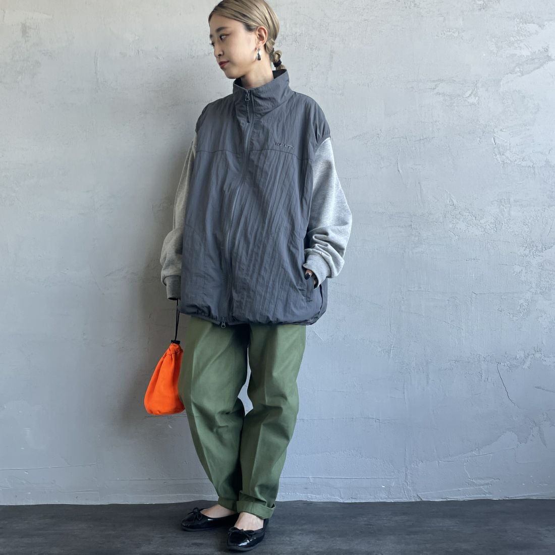 KELTY [ケルティ] 別注 中綿入り サイドスリットナイロンベスト [KE243W10IN02-JF] CHARCOAL &&モデル身長：150cm 着用サイズ：M&&