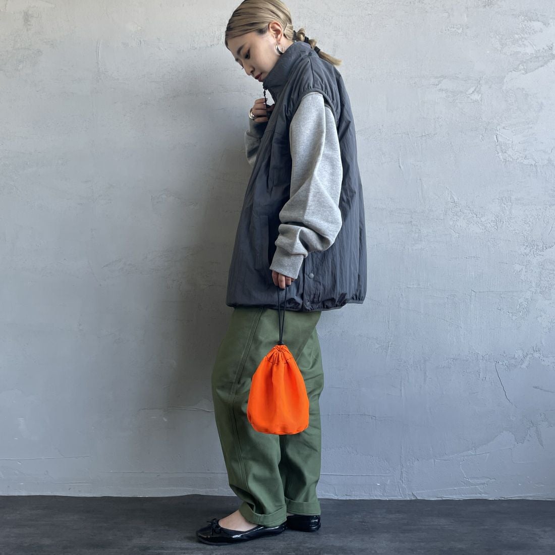 KELTY [ケルティ] 別注 中綿入り サイドスリットナイロンベスト [KE243W10IN02-JF] CHARCOAL &&モデル身長：150cm 着用サイズ：M&&