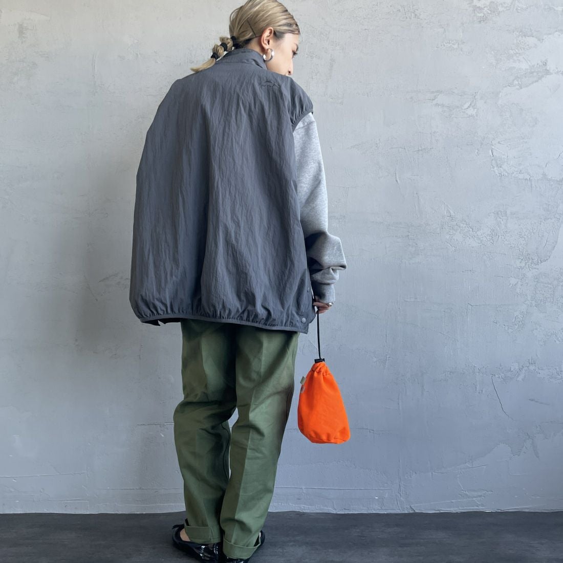 KELTY [ケルティ] 別注 中綿入り サイドスリットナイロンベスト [KE243W10IN02-JF] CHARCOAL &&モデル身長：150cm 着用サイズ：M&&