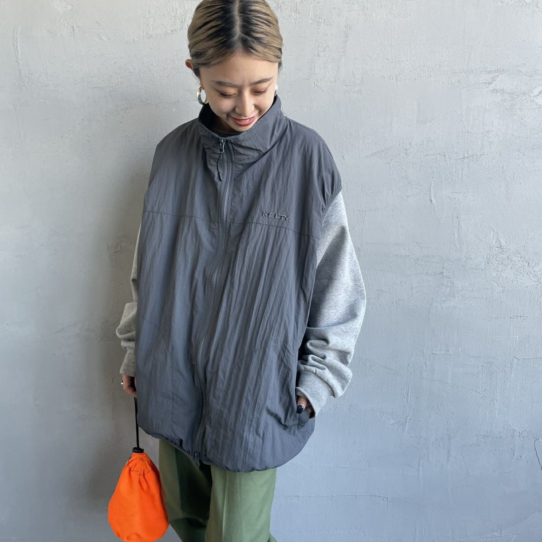 KELTY [ケルティ] 別注 中綿入り サイドスリットナイロンベスト [KE243W10IN02-JF] CHARCOAL &&モデル身長：150cm 着用サイズ：M&&